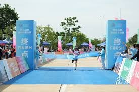 首钢“老队长”陈磊助阵民间篮球赛 与球员交流切磋